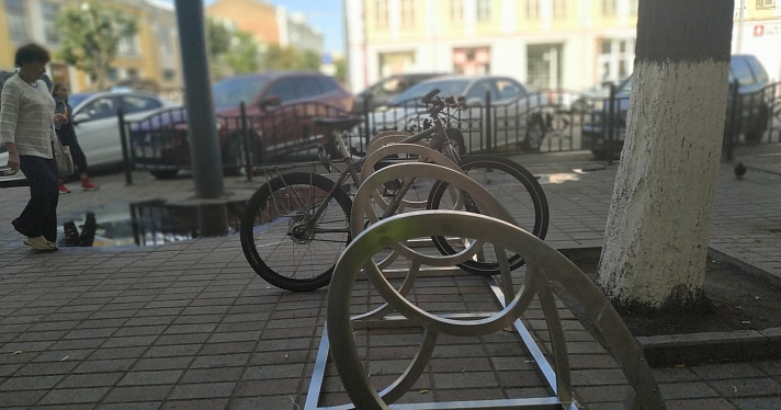 На центральных улицах Ярославля появились новые велопарковки_159191