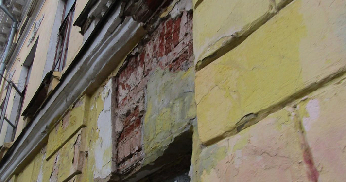 «Отвалился кусок исторической стены»: градозащитница обратила внимание на разрушающееся здание в центре Ярославля_167733