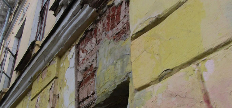 «Отвалился кусок исторической стены»: градозащитница обратила внимание на разрушающееся здание в центре Ярославля_167733