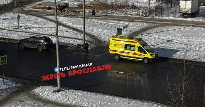 В Дзержинском районе Ярославля на пешеходном переходе сбили женщину