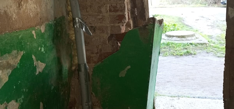 Сосульки в подъезде и трещины в стенах: жители Ростова показали, как живут в разрушающемся доме_228766