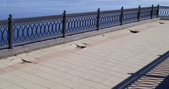 В Ярославле провалилась плитка на Волжской набережной