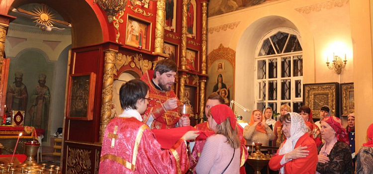 Священник рассказал, чем чревато гадание для человека