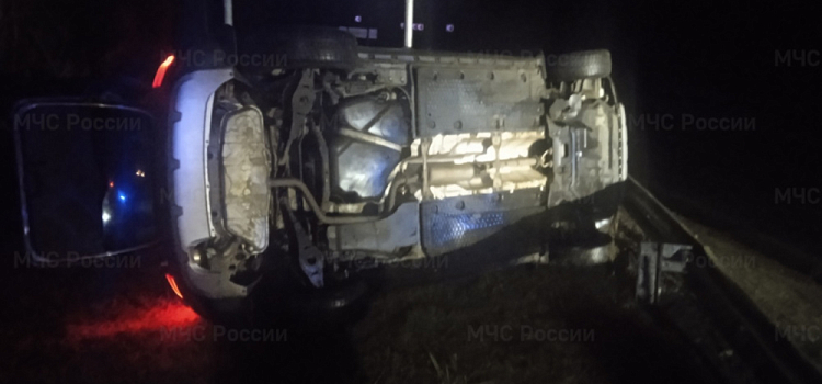 В Ярославской области легковушка вылетела с дороги и опрокинулась