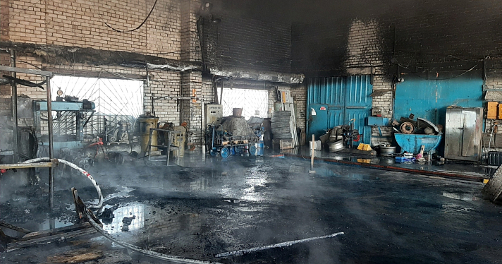 При пожаре в промышленном ангаре под Ярославлем пострадал один человек_264403
