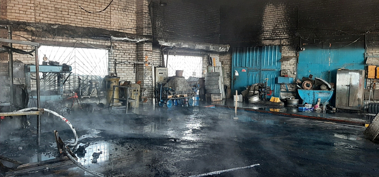 При пожаре в промышленном ангаре под Ярославлем пострадал один человек_264403