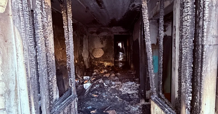 В ярославской многоэтажке неизвестные подожгли вещи в общем коридоре