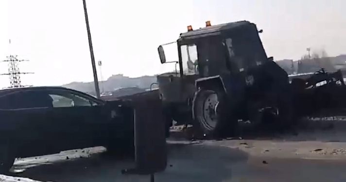 Грузовик, два трактора и иномарка: в Ярославле произошло массовое ДТП_233525