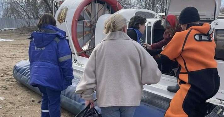 Бабушка с острова: спасатели на «Славире» помогли 84-летней ярославне