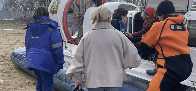 Бабушка с острова: спасатели на «Славире» помогли 84-летней ярославне