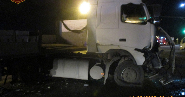 В Ярославской области на трассе М-8 столкнулись два грузовика_248917