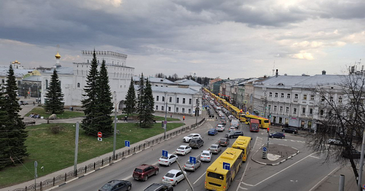Первая по-летнему тёплая пятница года: Ярославль встал в девятибалльные пробки