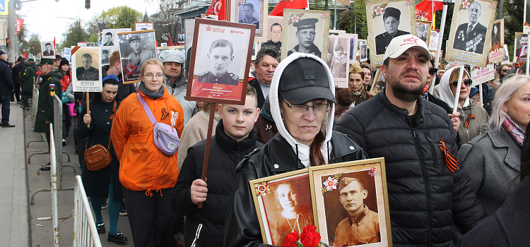 «Бессмертный полк» в Ярославле собрал около десяти тысяч участников_296445