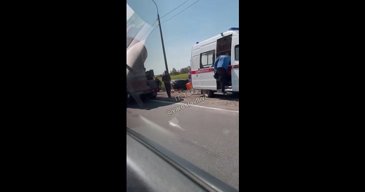 На окружной дороге под Ярославлем в тройном ДТП погиб водитель легковушки_243077