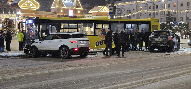 Land Rover выехал на встречную полосу: в Рыбинске в ДТП с автобусом пострадали четыре человека_310074
