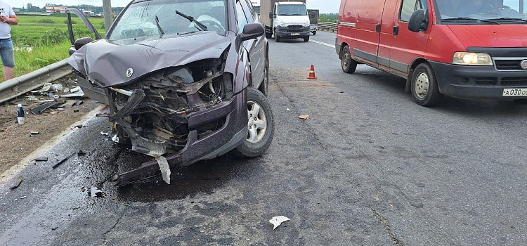В Ярославле на окружной дороге в ДТП погибла девушка, ещё пять человек пострадали_274574