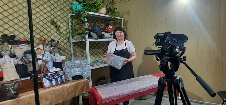 Мастерицы «Юрьевского» дали мастер-класс по шерстевалянию в телешоу «Овсянка»