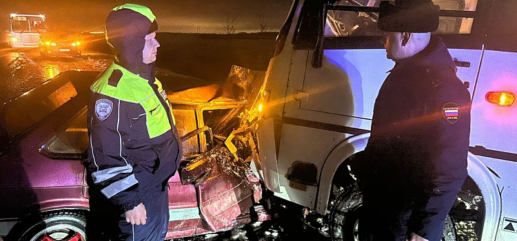 В полиции рассказали подробности аварии автобуса и легковушки под Ярославлем_258399
