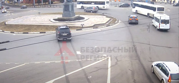 В Ярославле водитель иномарки чуть не врезался в памятник Ярославу Мудрому. Видео