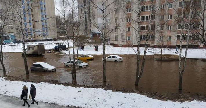 В Ярославле на улице Серго Орджоникидзе случился потоп