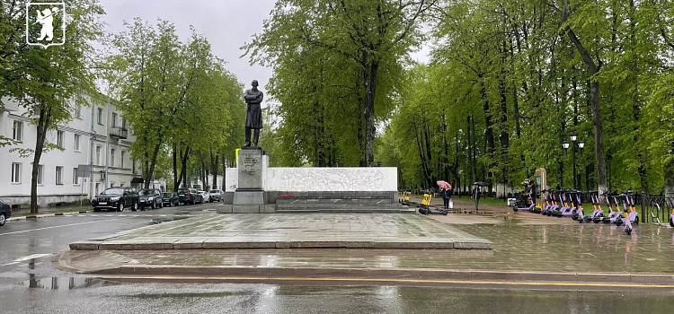 Пивной ларёк у памятника Некрасову демонтировали после жалоб ярославцев_296884