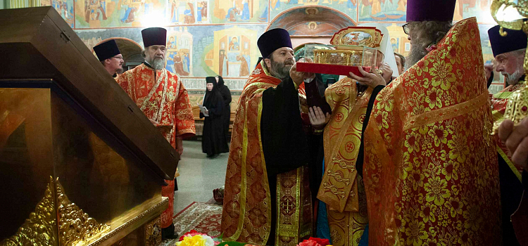 Молились о победе: в Ярославль привезли мощи великомученика Георгия Победоносца_249049
