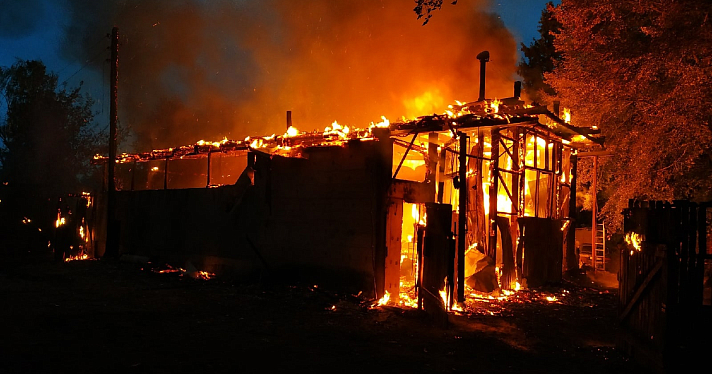 В Ярославской области сгорел автосервис c 11 машинами внутри_220773
