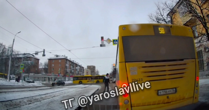 В Ярославле хулиганы разбили стекло автобуса, бросив в него бутылку