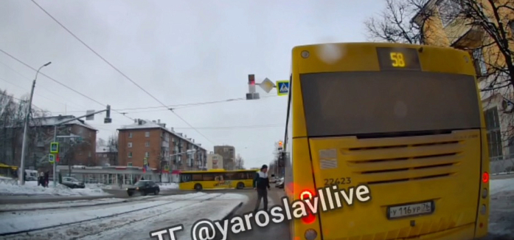 В Ярославле хулиганы разбили стекло автобуса, бросив в него бутылку