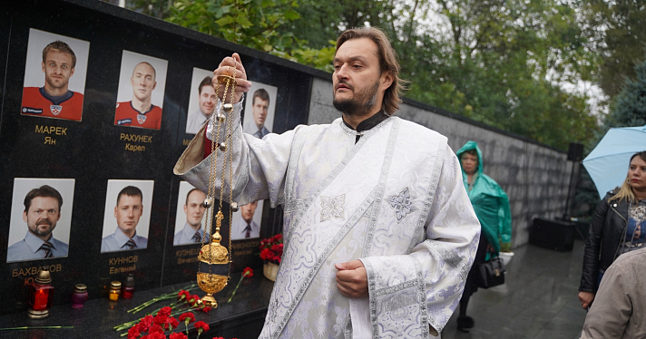 Ярославцы почтили память погибших хоккеистов «Локомотива»_219913