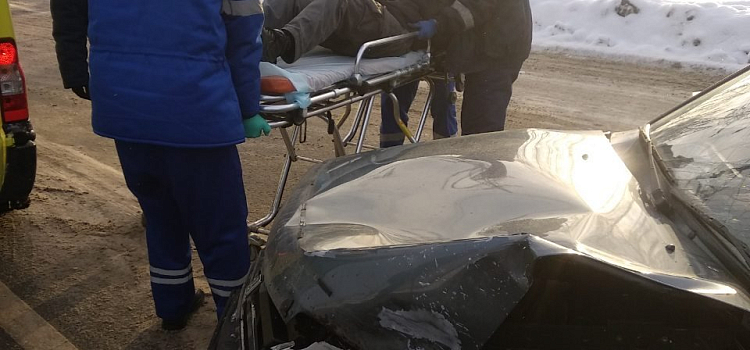 Ярославские спасатели достали водителя из салона «Девятки», столкнувшейся с «Нивой» на Тутаевском шоссе_154058