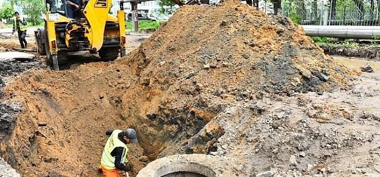 Во дворах Фрунзенского района Ярославля приступили к ремонту ливневок