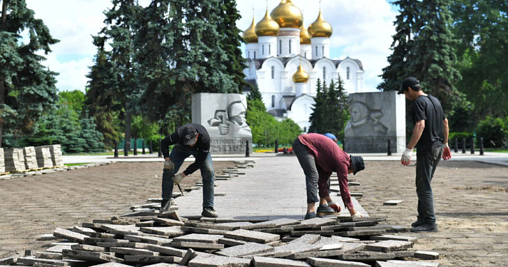 В Ярославле демонтировали плитку у Вечного огня