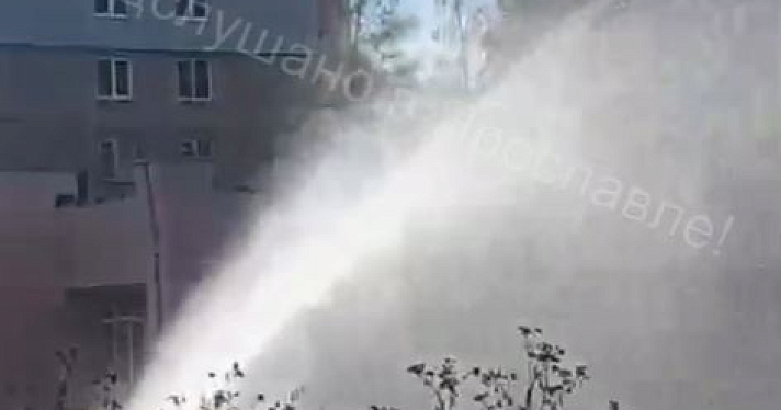 В Ярославле рядом с детским садом прорвало трубу с водой