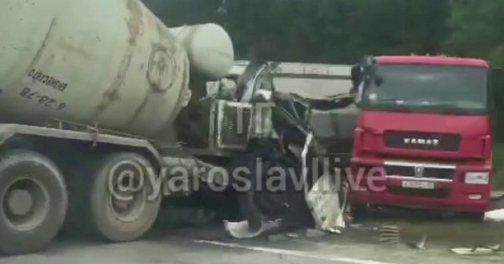 Тело накрыли простыней: под Ярославлем столкнулись два грузовика_245770
