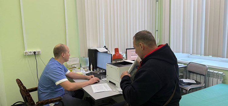 Ярославские врачи провели выездной приём ветеранов СВО в Рыбинске_310105