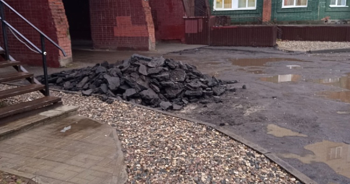 В Дзержинском районе дорожники сняли асфальт у детской поликлиники и уже месяц не делают ремонт