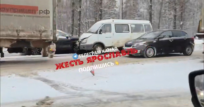 В Ярославле столкнулись легковушка и «ГАЗель», из-за чего образовалась пробка