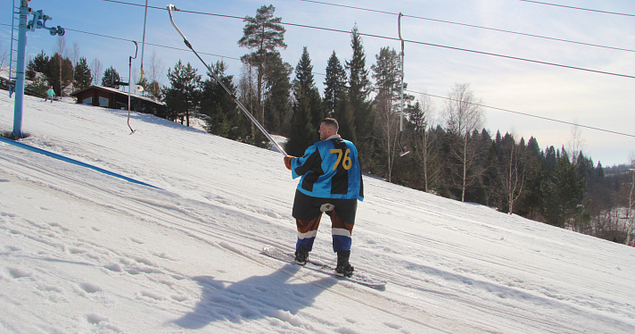 Под Ярославлем устроили массовый заезд на лыжах и сноуборде в купальниках и пижамах_268967