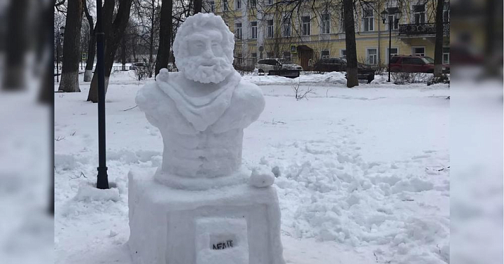 Двое ярославцев сделали скульптуру из снега в Демидовском сквере