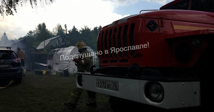 В СНТ под Ярославлем во время грозы загорелся дачный участок