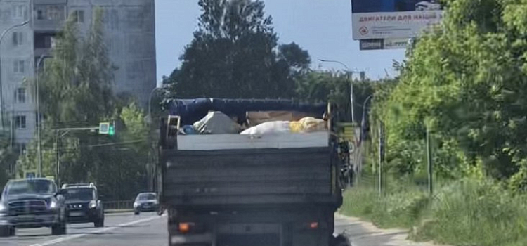 В Ярославской области девушку придавило грузом, выпавшим из кузова грузовика_274769