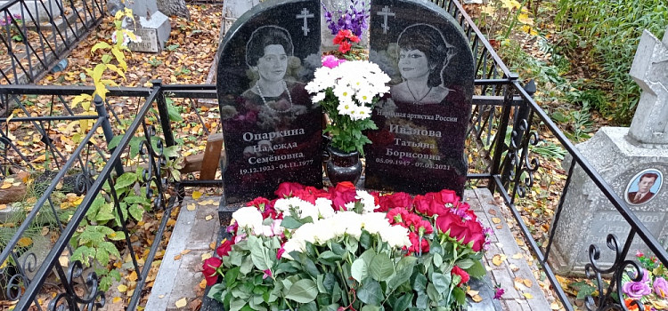 «Сергей Пускепалис одобрил бы это решение»: принесенные поклонниками цветы возложили на могилы ярославских деятелей театра
