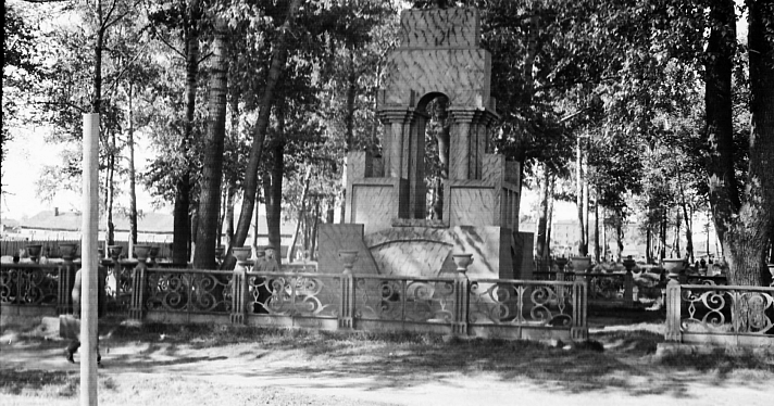 Надгробие-трибуну над братской могилой участников революционного движения в Ярославле отказались признать объектом культурного наследия_156421