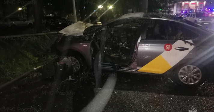 Врезался и загорелся: в Ярославле после ДТП вспыхнул автомобиль такси