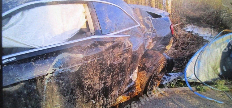Под Рыбинском иномарка снесла автобусную остановку_238284