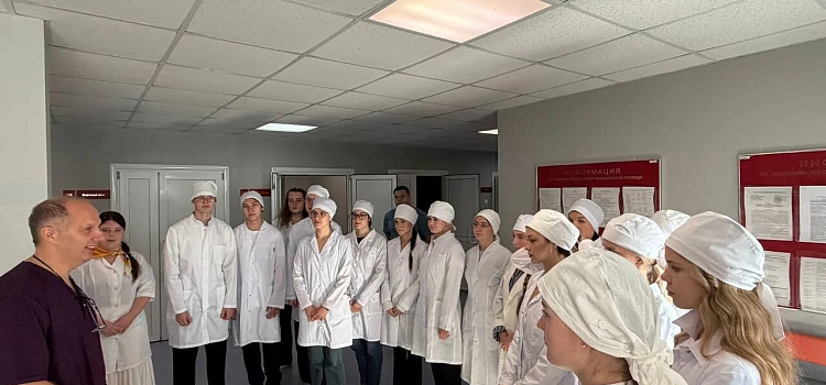 Ярославским первокурсникам 1 сентября устроили экскурсии в больницы_322231