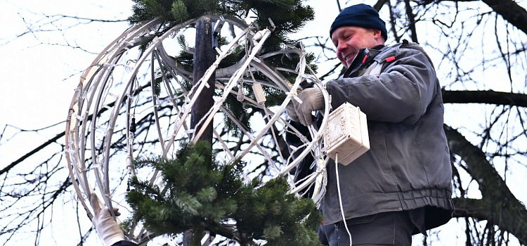 Начали с «Фаберже» и «Кружев»: Ярославль украшают к Новому году_257387