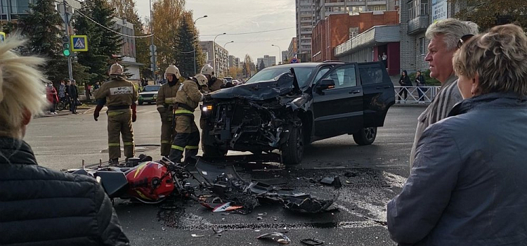 В центре Рыбинска мотоцикл столкнулся с джипом