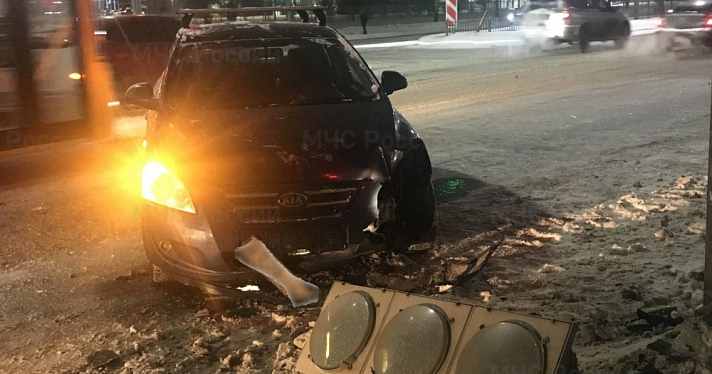 На проспекте Фрунзе в Ярославле иномарка сбила светофор